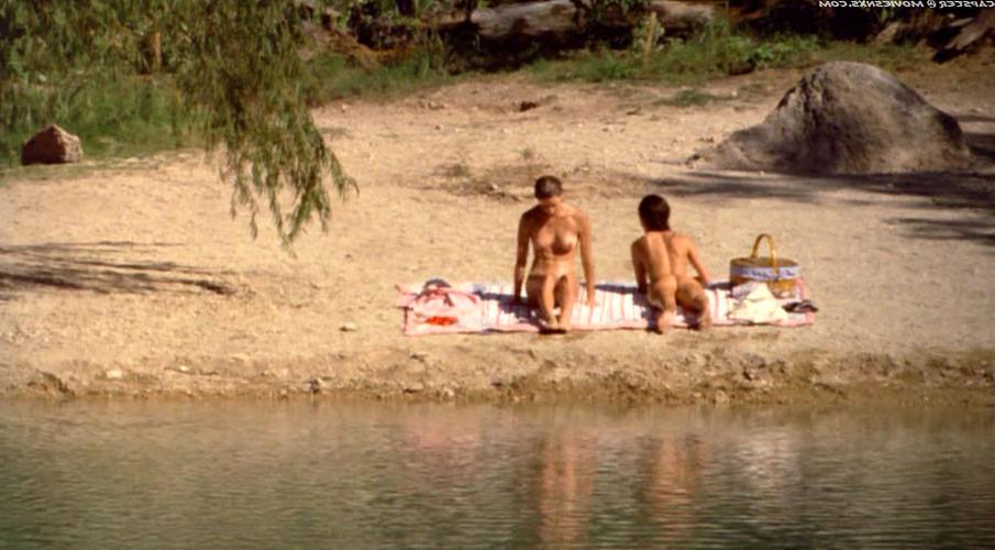 10P Jennifer Connelly exposing her nice big tits and ass on beach in nude movie caps
