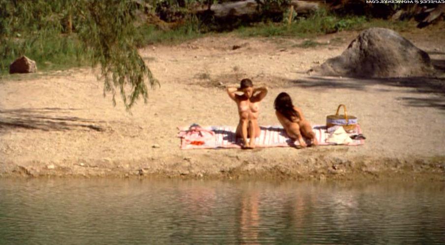 10P Jennifer Connelly exposing her nice big tits and ass on beach in nude movie caps