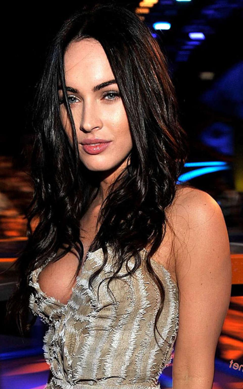 10P Megan Fox exposing her nice big tits and her great legs in mini skirt paparazzi 