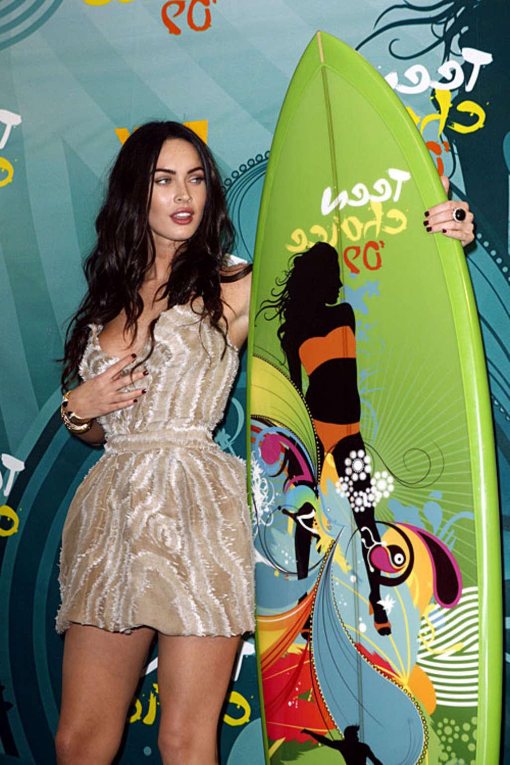 10P Megan Fox exposing her nice big tits and her great legs in mini skirt paparazzi 