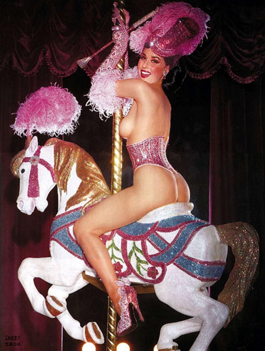 10P Dita Von Teese zeigt ihre schönen großen Titten und posiert nackt in Strümpfen
