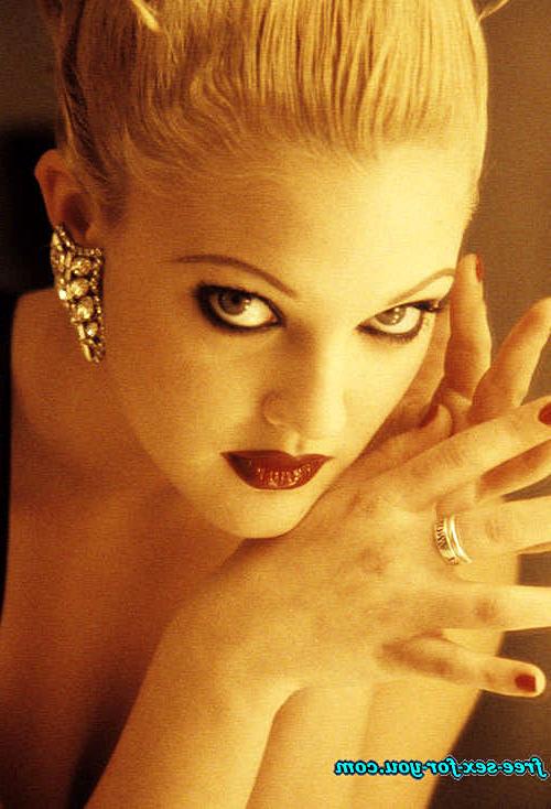 10P Drew Barrymore showing her nice big tits and great body and posing all nude