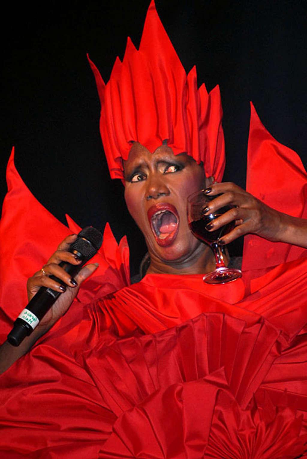 10P Grace Jones showing her nice ass upskirt on stage paparazzi pictures