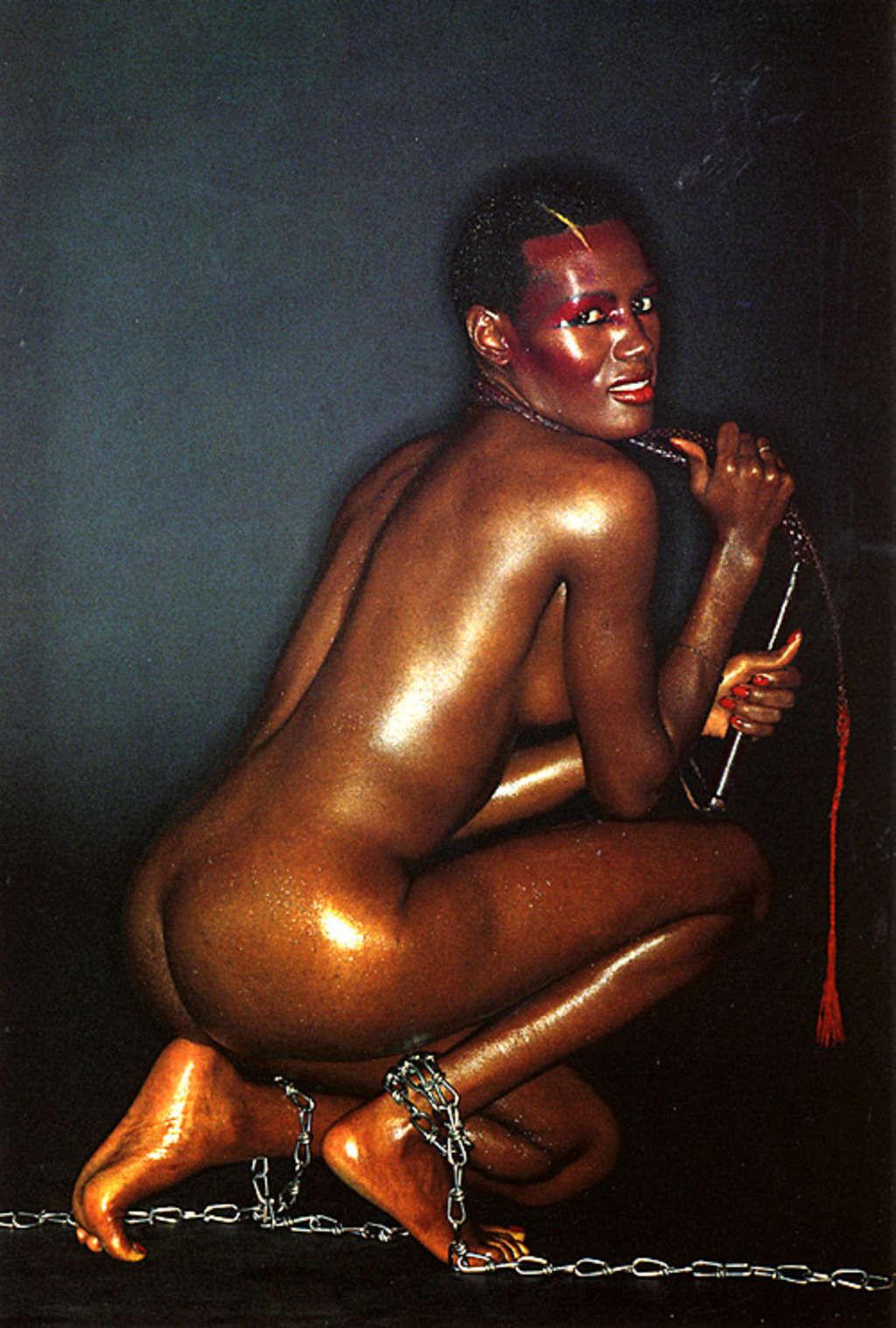 10P Grace Jones showing her nice ass upskirt on stage paparazzi pictures