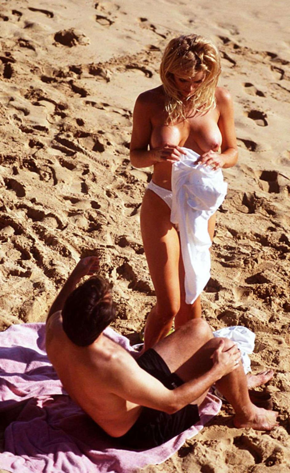 10P Gena Lee Nolin showing her nice big tits on beach paparazzi pictures