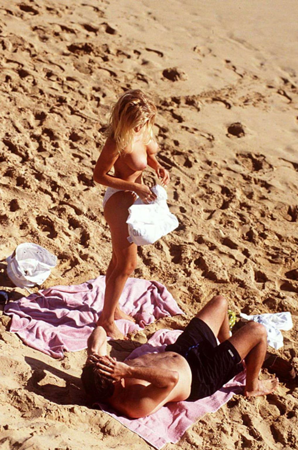 10P Gena Lee Nolin showing her nice big tits on beach paparazzi pictures
