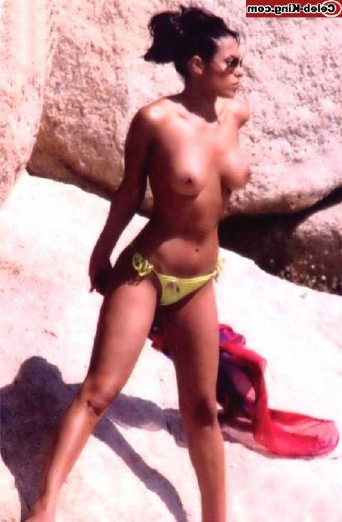 16P Hot celebrity Carolina Marconi showing off with her sexy boobs