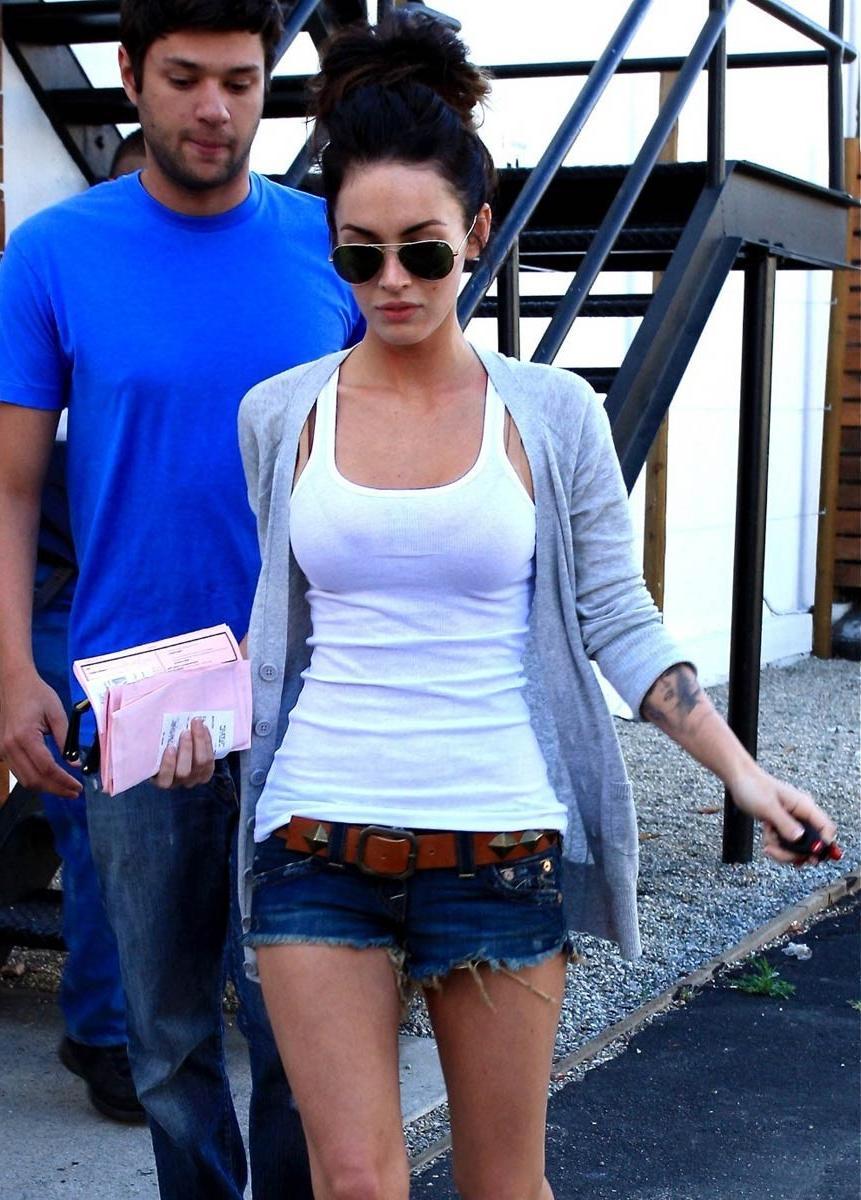 15P Megan Fox love to do sexy things with her tongue