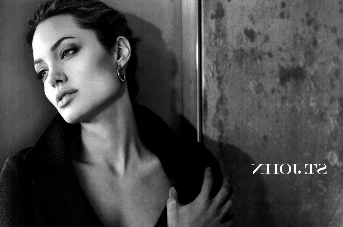 15P Angelina Jolie exposing her sweet big boobs