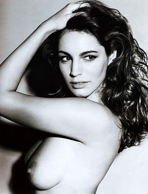 16P Kelly Brook showing her nice big tits and posing very sexy nude