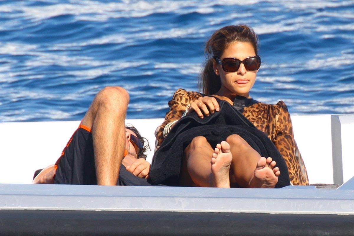 15P Eva Mendes revealing breasts with hard nipples