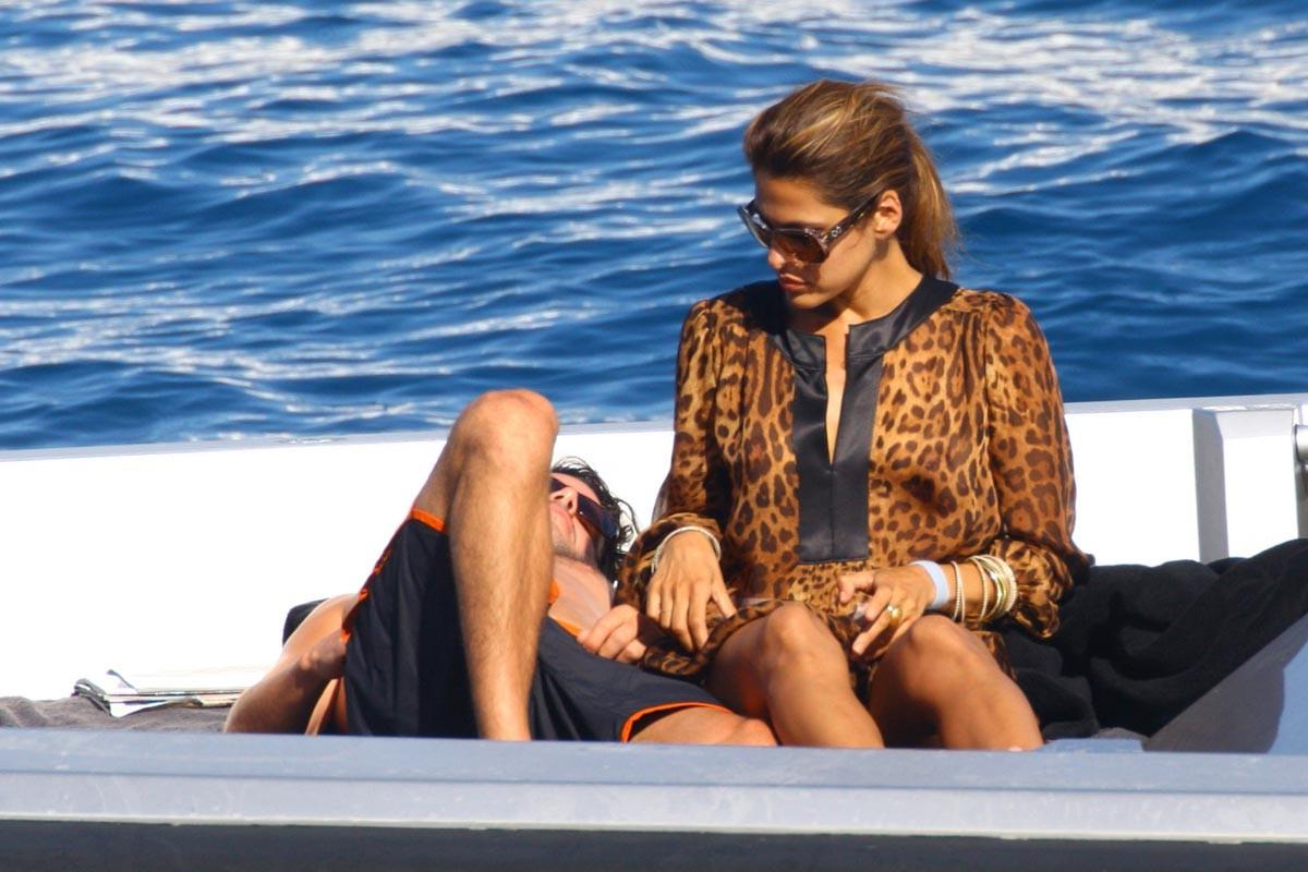 15P Eva Mendes revealing breasts with hard nipples