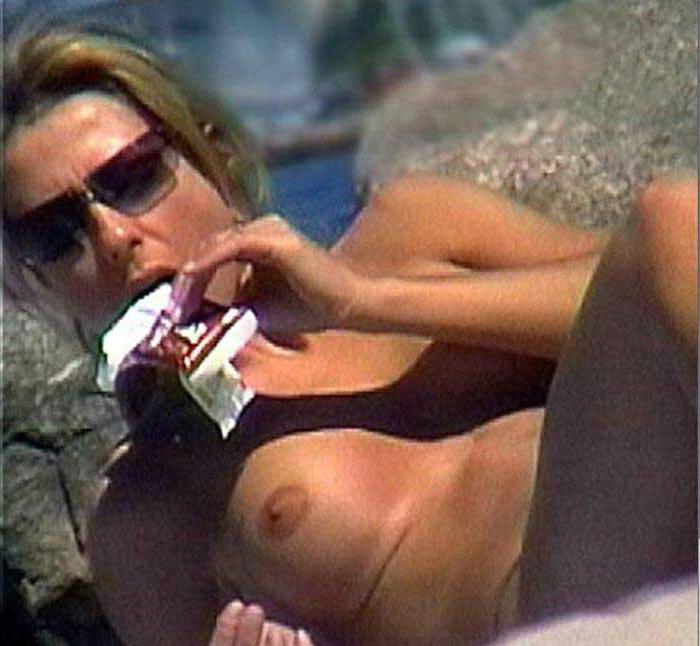15P Jennifer Aniston fabulous topless on the beach