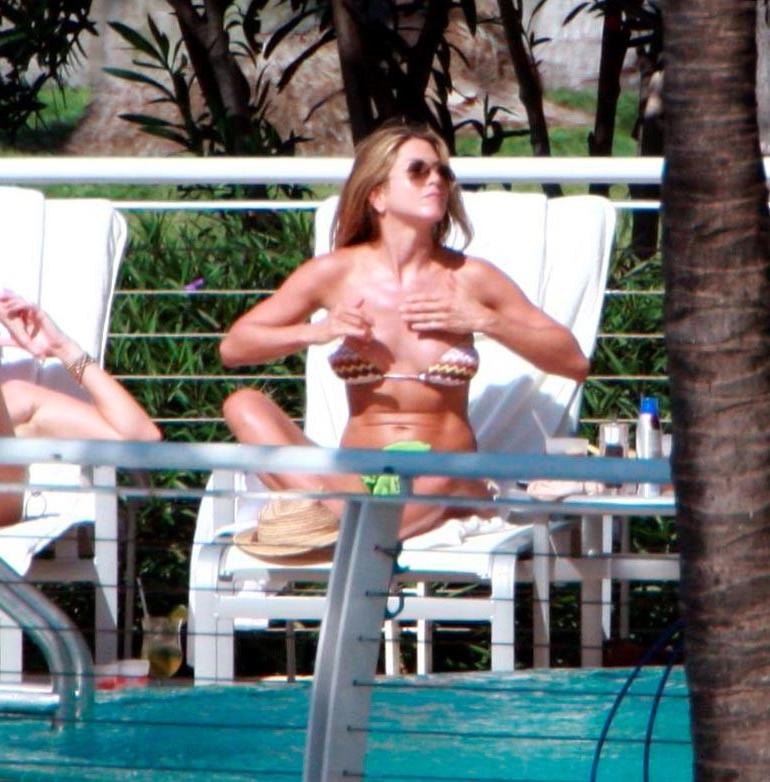 15P Jennifer Aniston fabulous topless on the beach