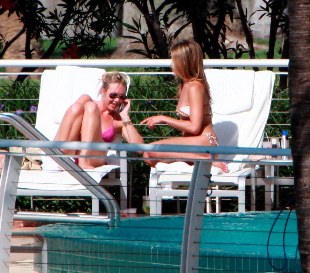 15P Jennifer Aniston fabulous topless on the beach