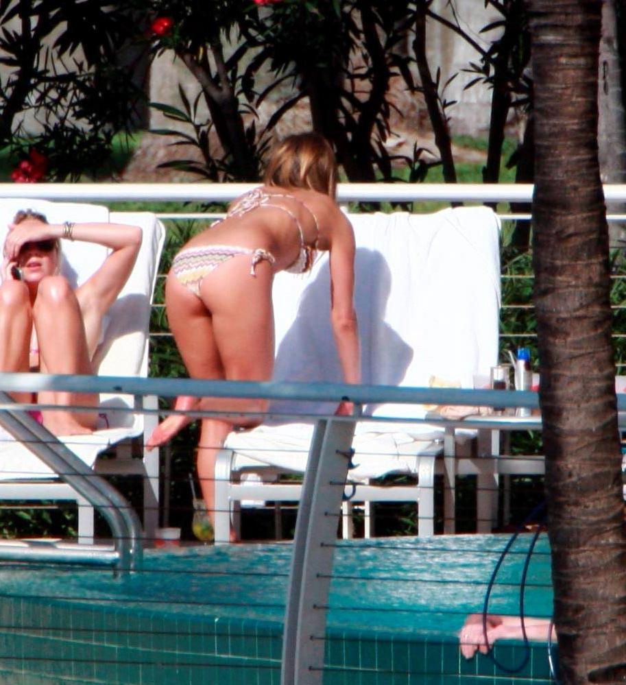 15P Jennifer Aniston fabulous topless on the beach