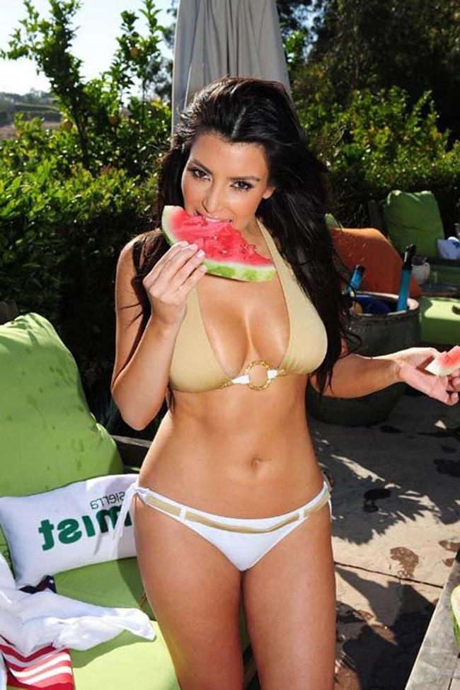 15P Kim Kardashian bouncing ass and great bikini tits