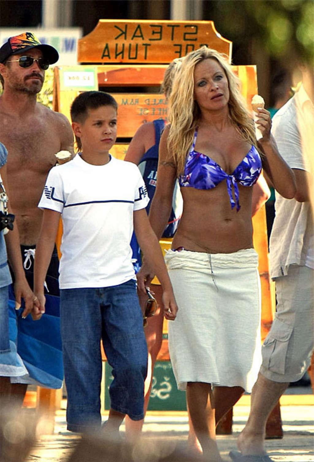 10P Pamela Anderson showing her nice big tits and licking icecream in bikini paparaz