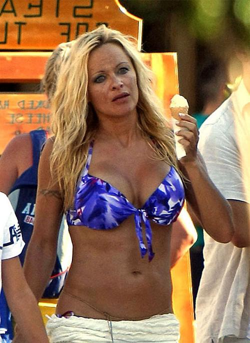 10P Pamela Anderson showing her nice big tits and licking icecream in bikini paparaz