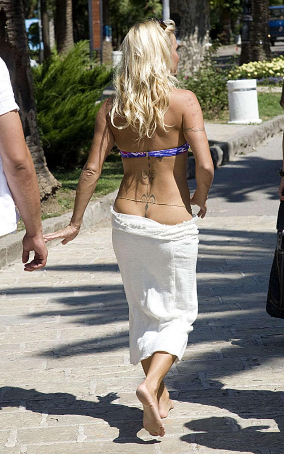 10P Pamela Anderson showing her nice big tits and licking icecream in bikini paparaz