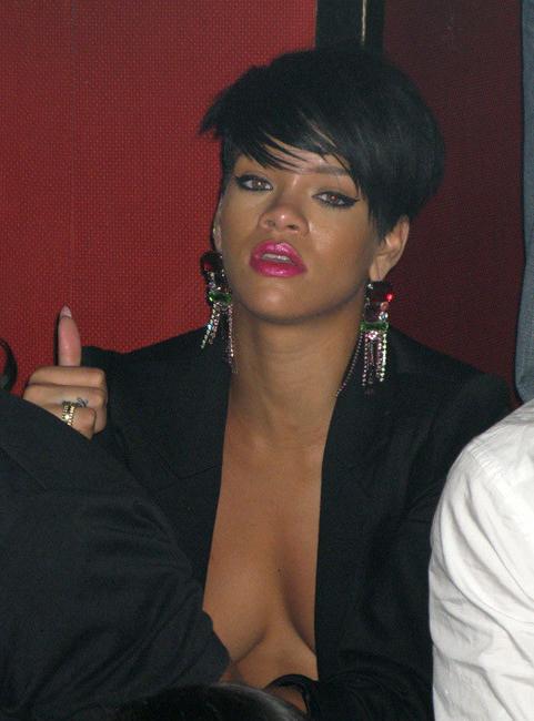 15P Rihanna showing her great ebony ass and tits