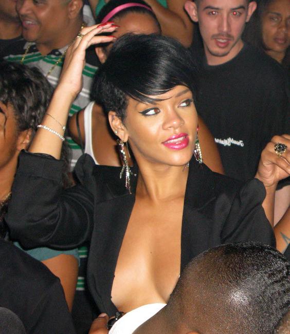 15P Rihanna showing her great ebony ass and tits