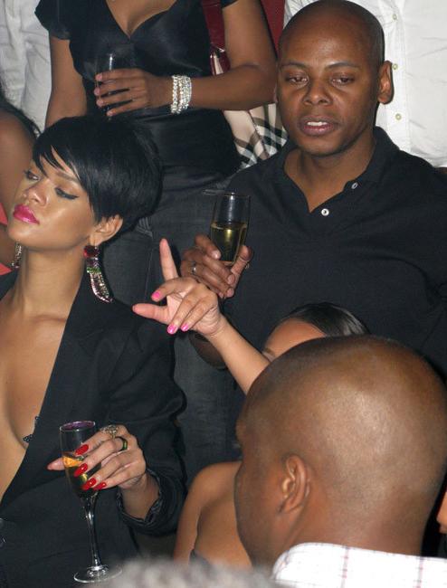 15P Rihanna showing her great ebony ass and tits