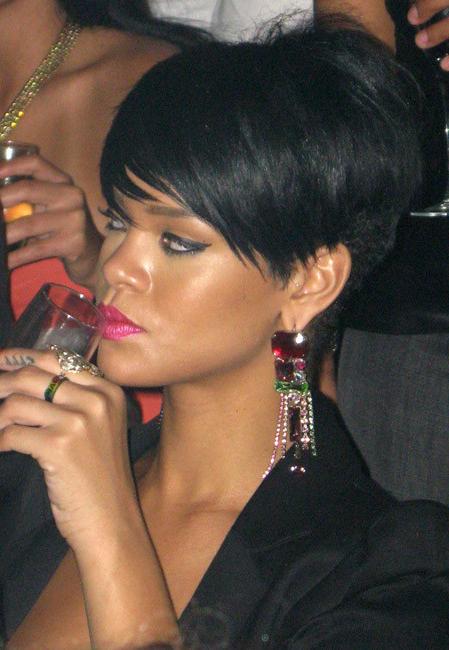 15P Rihanna showing her great ebony ass and tits