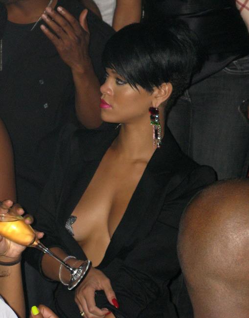 15P Rihanna showing her great ebony ass and tits