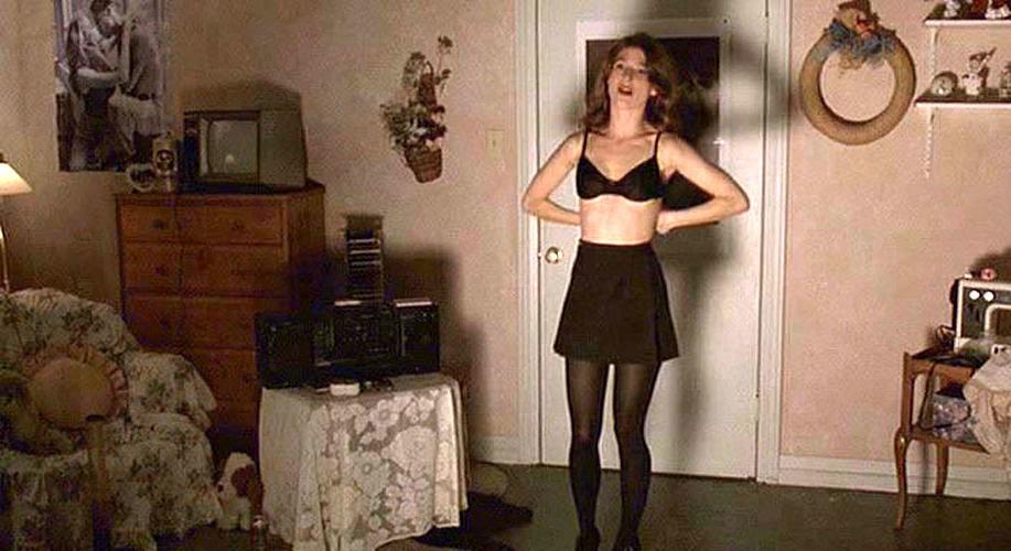 16P Perrey Reeves showing her nice big tits in nude movie caps