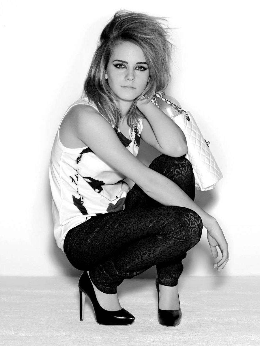 15P Emma Watson likes to show her hard nipples