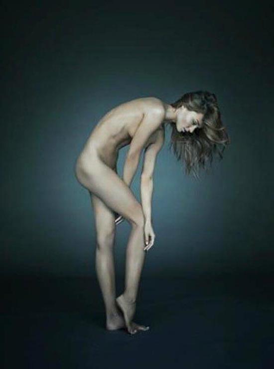 15P Miranda Kerr posing fully nude but covered well
