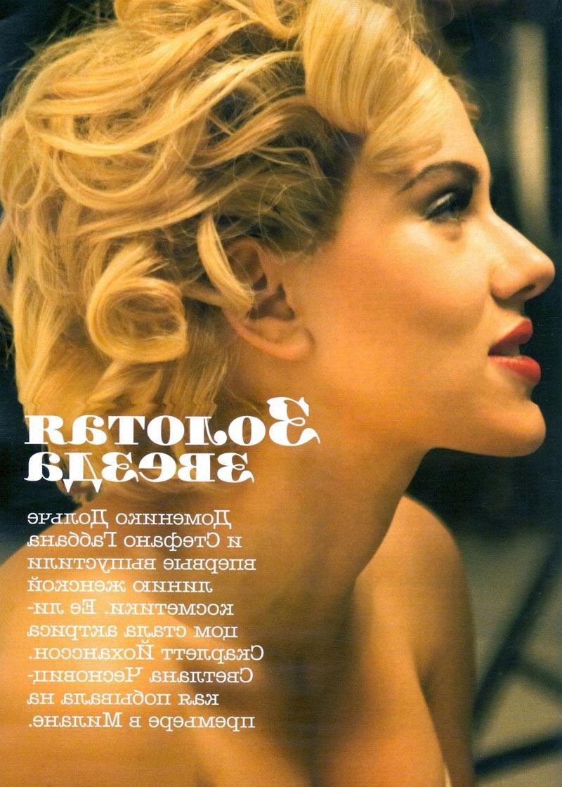 15P Scarlett Johansson holding her big nude breasts