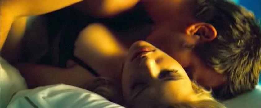 15P Scarlett Johansson holding her big nude breasts