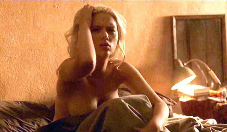 15P Scarlett Johansson holding her big nude breasts