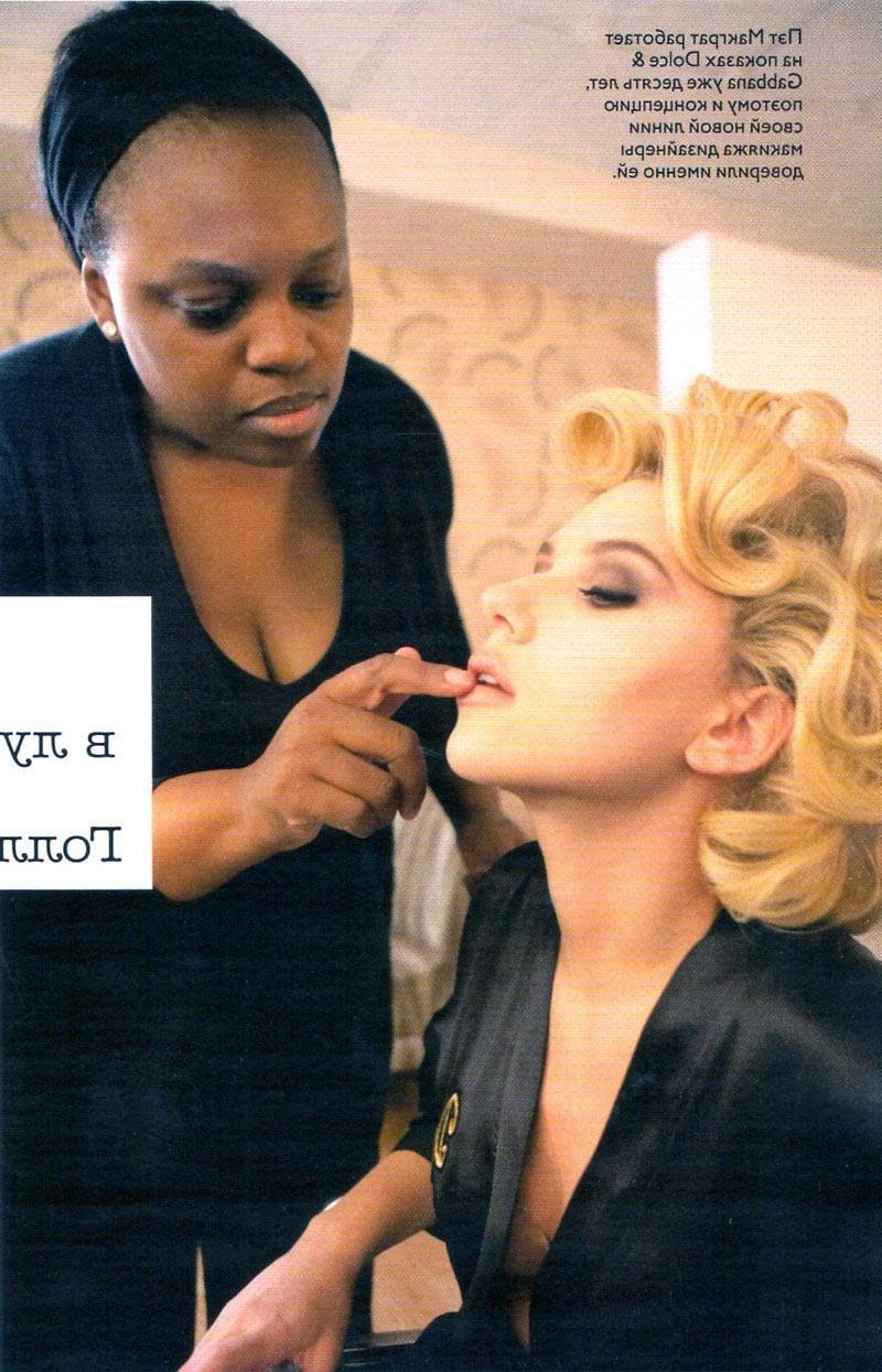 15P Scarlett Johansson holding her big nude breasts