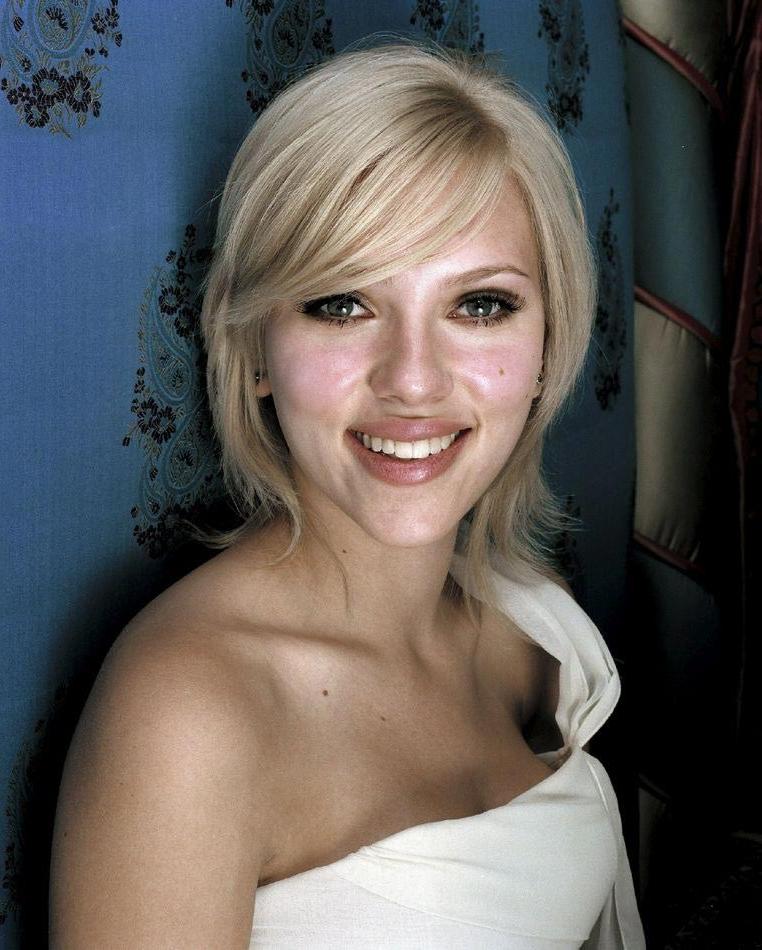 15P Scarlett Johansson holding her big nude breasts