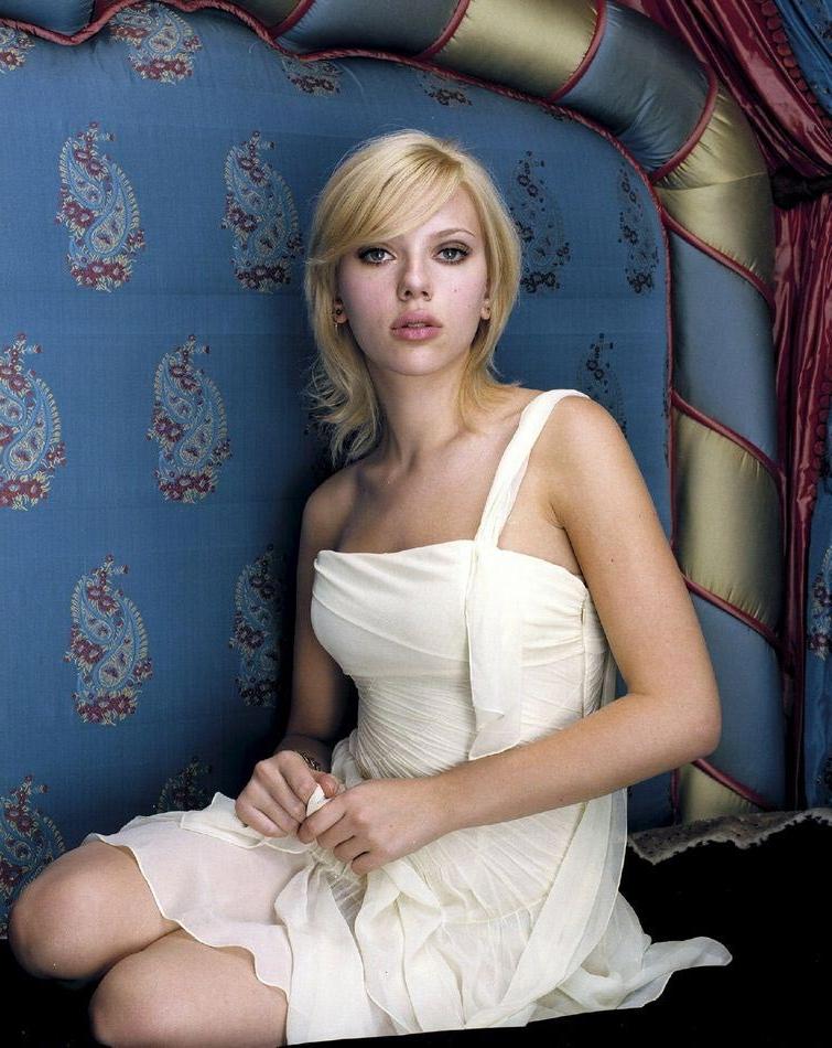 15P Scarlett Johansson holding her big nude breasts