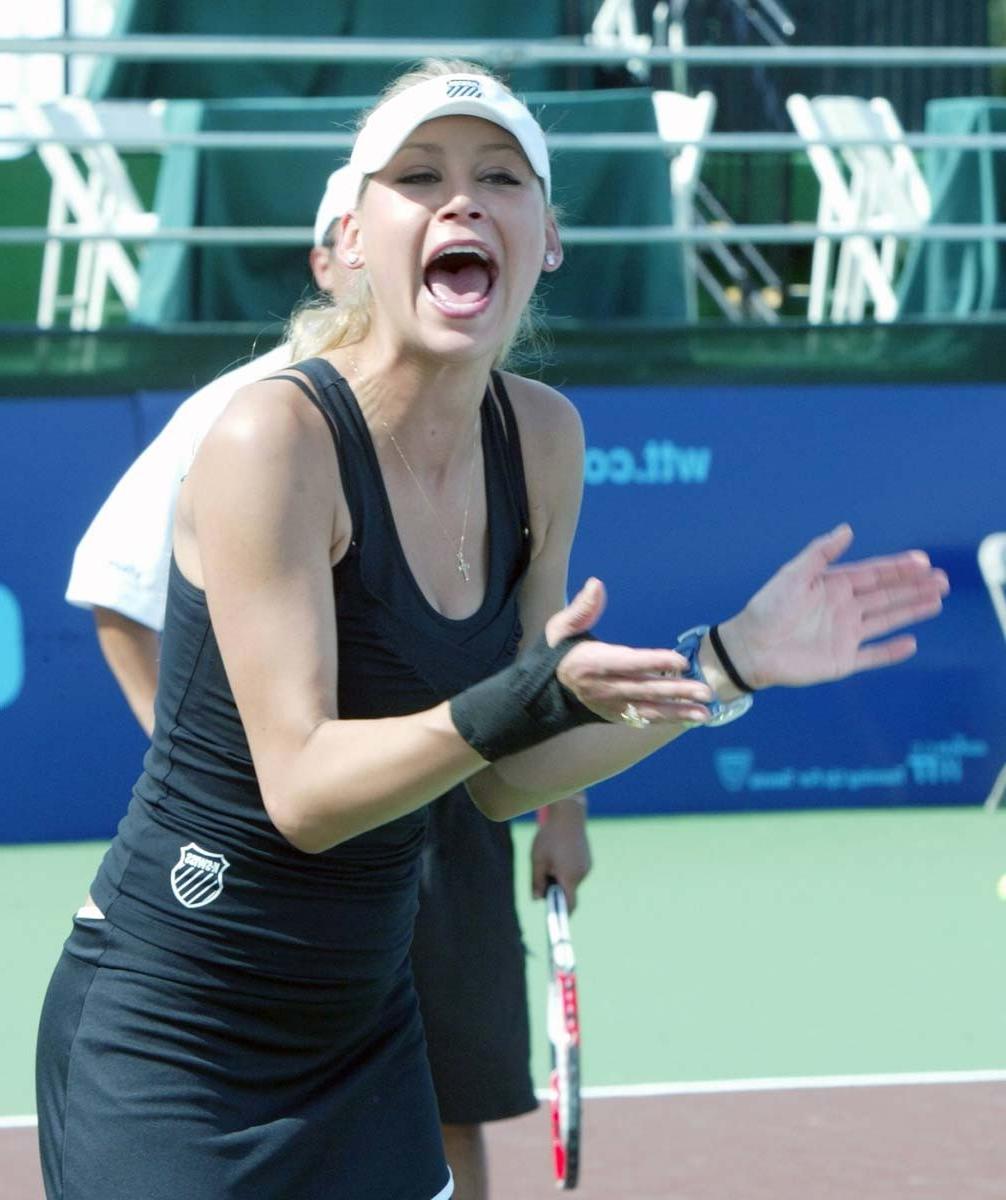 15P Anna Kournikova great cleavage in black dress