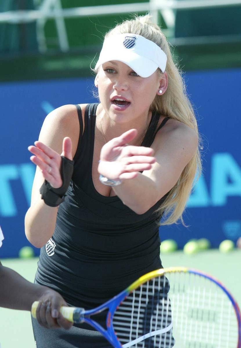 15P Anna Kournikova great cleavage in black dress