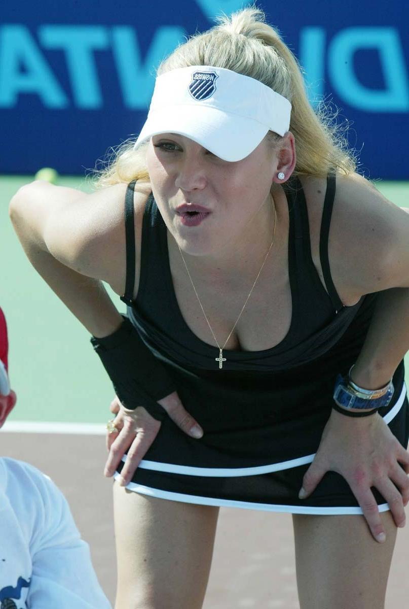 15P Anna Kournikova great cleavage in black dress
