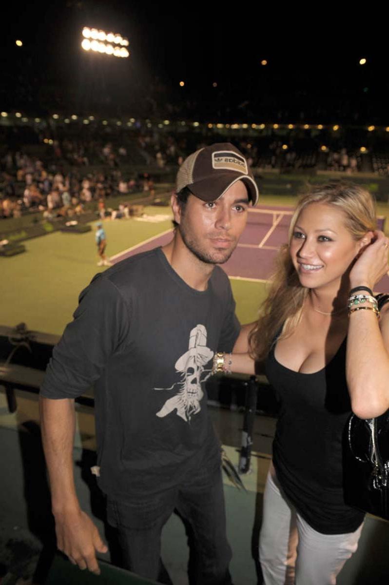 15P Anna Kournikova great cleavage in black dress