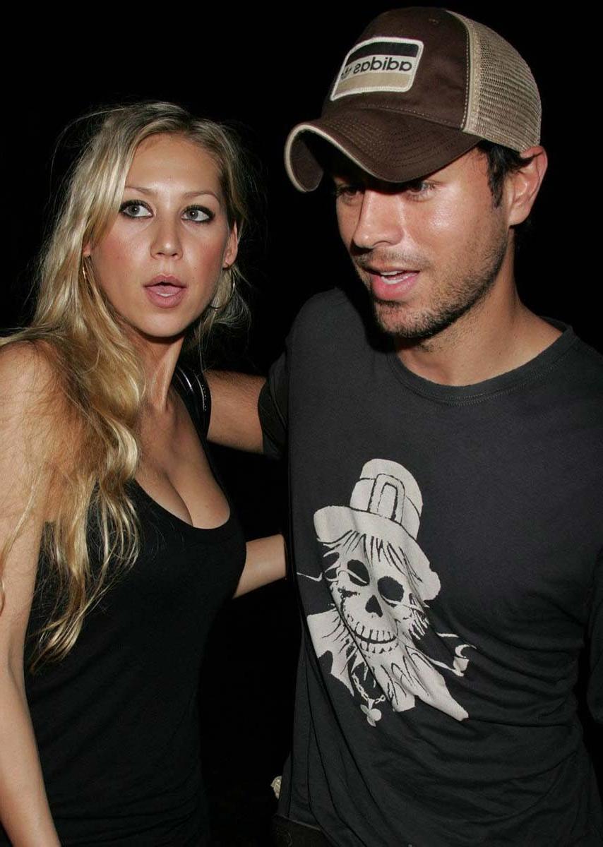 15P Anna Kournikova great cleavage in black dress