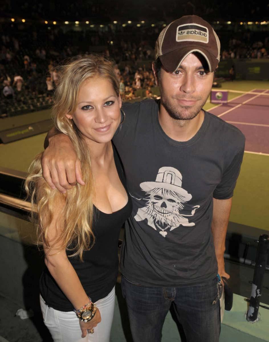 15P Anna Kournikova great cleavage in black dress