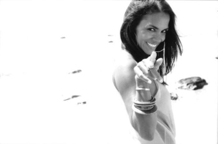 15P Halle Berry showing her big natural huge tits