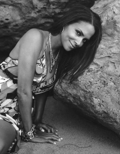 15P Halle Berry showing her big natural huge tits