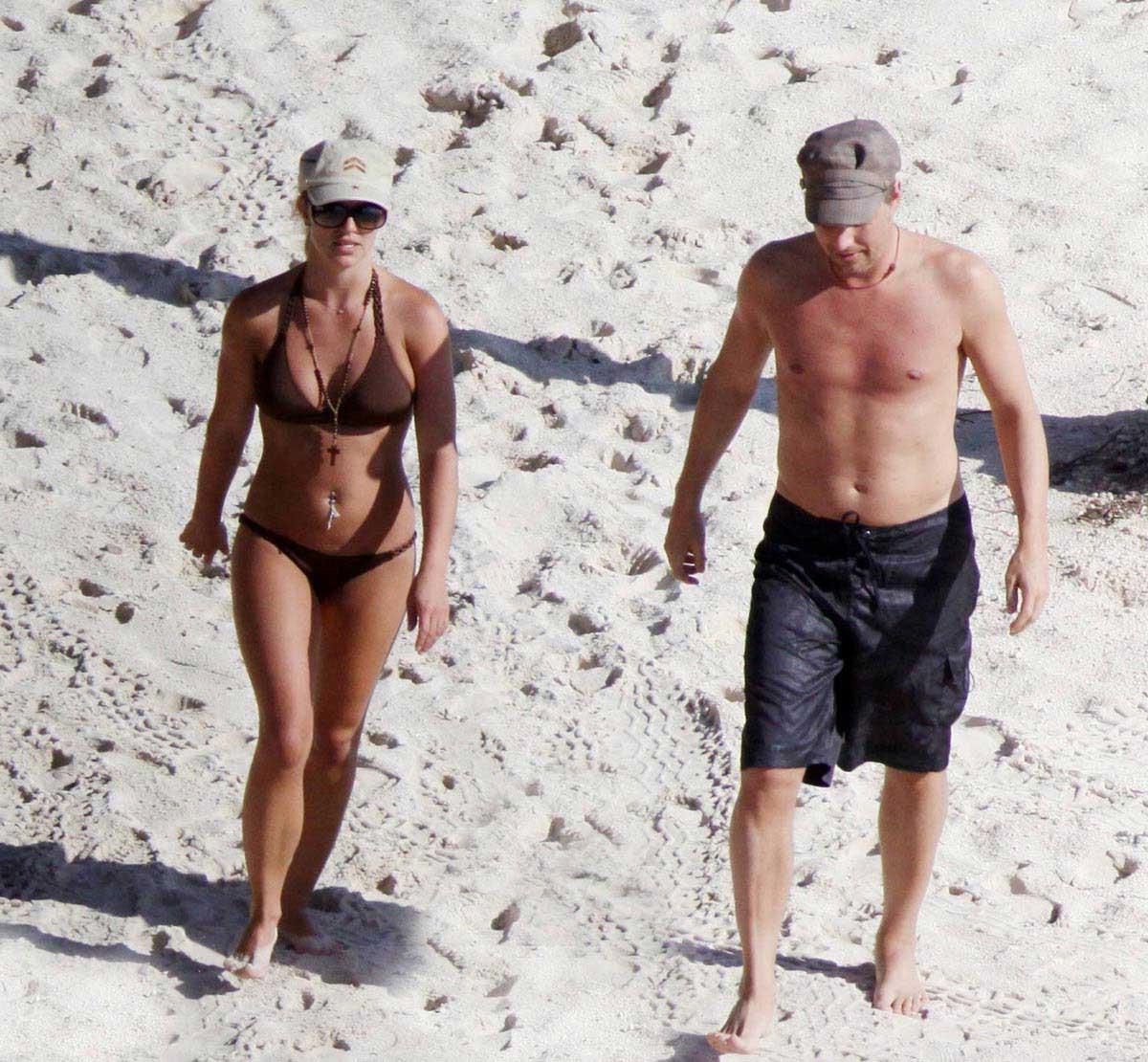 15P Britney Spears bikini ass and nice see through