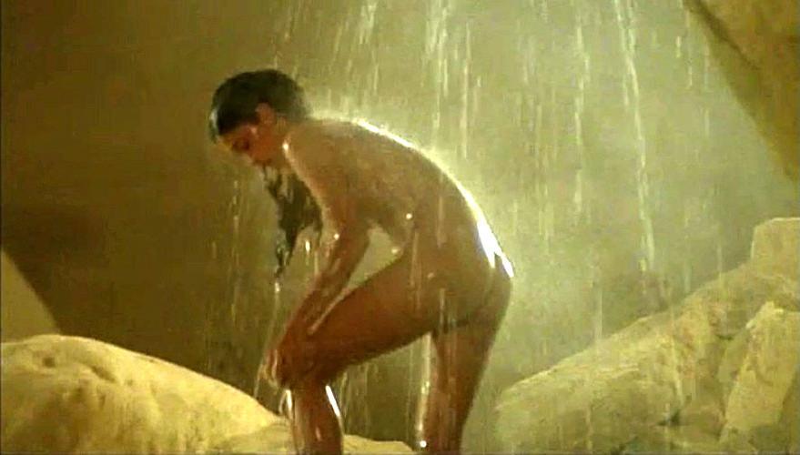 10P Phoebe Cates exposing her nice big tits and ass in nude movie caps