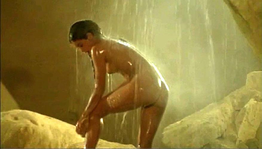 10P Phoebe Cates exposing her nice big tits and ass in nude movie caps