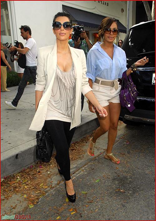 9P Kim Kardashian showing her pussy and tits and fucking hard